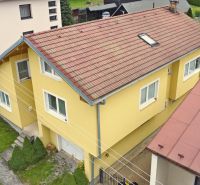 POSCHODOVÝ RODINNÝ DOM V PODKONICIACH, 300M2 - Rodinný dom v Podkoniciach s červenou strechou a žltou fasádou.