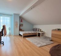 POSCHODOVÝ RODINNÝ DOM V PODKONICIACH, 300M2 - Detská izba v rodinnom dome s podlahou s dreveným dekorom a pracovným stolom.