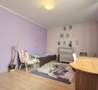 POSCHODOVÝ RODINNÝ DOM V PODKONICIACH, 300M2 - Detská izba s fialovými stenami, podlahou s dreveným dekorom a nábytkom.