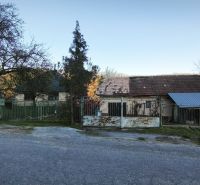 RD (pozemok 9756 m2)  v osade Prieloh, okr. V. Krtíš. - Rodinný dom na ulici Prieloh v Muli so starou strechou a bránou.