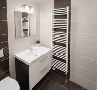 Slnečný 2i byt s loggiou, garáž, pivnica, novostavba, Stromová-Kramáre - Kúpeľňa v 2-izbovom byte s umývadlom, zrkadlom a rebríkovým radiátorom.