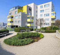 Slnečný 2i byt s loggiou, garáž, pivnica, novostavba, Stromová-Kramáre - Bytový dom v Bratislave - Novom Meste na Stromovej ulici, obklopený zeleňou a lavičkami.