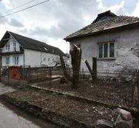 RD na rekonštrukciu na ul Tučekova vo V. Krtíši. - Rodinný dom na Tučekovej ulici vo Veľkom Krtíši, vedľa iných domov.