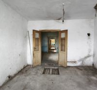 RD na rekonštrukciu na ul Tučekova vo V. Krtíši. - Miestnosť v rodinnom dome so starými dvojkrídlovými dverami a betónovou podlahou.