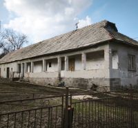RD na rekonštrukciu na ul Tučekova vo V. Krtíši. - Rodinný dom na Tučekovej ulici vo Veľkom Krtíši so starou strechou a záhradou.