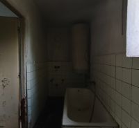 Kamenný vidiecky dom v obci Čelovce okres Veľký Krtíš. - Kúpeľňa s vaňou a kachličkami v rodinnom dome. Na stene sú viditeľné poškodenia.
