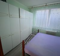 PRENÁJOM - 3-izbový byt - sídlisko Váh, Šaľa - Spálňa s kovovou posteľou a skriňami, 3-izbový byt, podlaha s dreveným dekorom.