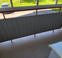 Na predaj 2 izbový byt Zvolen, 64 m2 - Zasklený balkón s výhľadom na trávnik v 2-izbovom byte.