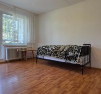 Na predaj 2 izbový byt Zvolen, 64 m2 - Svetlá izba v 2-izbovom byte s posteľou a podlahou s dreveným dekorom.