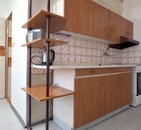 Na predaj 2 izbový byt Zvolen, 64 m2 - Kuchyňa s jednoduchou linkou a kachličkami v 2-izbovom byte.