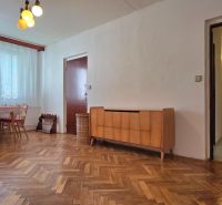 Na predaj 2 izbový byt Zvolen, 64 m2 - Jedáleň s veľkým oknom a podlahou s dreveným dekorom v 2-izbovom byte.