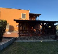 PREDAJ - Rodinný dom s veľkým pozemkom – Nitra, Lužianky  - Rodinný dom v Nitre s drevenou pergolou a udržiavaným trávnikom.