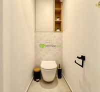 REZERVOVANÝ Na prenájom 2i luxusný zariadený byt na Terase - Minimalistická kúpeľňa v 2-izbovom byte s toaletou a jednoduchými regálmi.