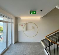 REZERVOVANÝ Na prenájom 2i luxusný zariadený byt na Terase - Schodisko obytného domu s únikovým východom, výhľad na Košice - mestskú časť Západ.