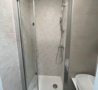 REZERVOVANÝ Na prenájom 2i luxusný zariadený byt na Terase - Sprchový kút a umývadlo v kúpeľni 1-izbového bytu s jednoduchým bielym obkladom.