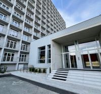 REZERVOVANÝ Na prenájom 2i luxusný zariadený byt na Terase - Bytový dom na Kysuckej ulici v Košiciach, mestská časť Západ, s moderným vstupom.