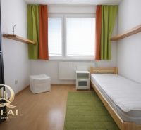 *BEZ PROVÍZIE**Bývanie na ZAČIATKU Petržalky, zariadenie, klimatizácia - Izba v 3-izbovom byte s posteľou, poličkami, zeleným kobercom, podlaha s dreveným dekorom.