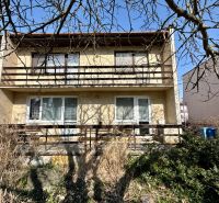 Rodinný dom s pivnicou, garážou a záhradou – Závod - Rodinný dom na Sokolskú v Závode s balkónmi a zelenou záhradou v popredí.