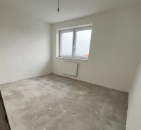 Na predaj 3 izb. byt s balkónom blízko centra - Nezariadená izba so sivo-betónovou podlahou a bielymi stenami v 3-izbovom byte.