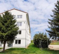 Na predaj 3 izb. byt s balkónom blízko centra - Bytovka na Školskej ulici v Chorvátskom Grobe s detským ihriskom na dvore.