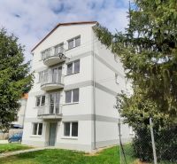 Na predaj 3 izb. byt s balkónom blízko centra - Bytový dom na Školskej ulici v Chorvátskom Grobe obklopený zeleňou.