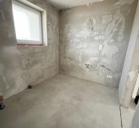 Na predaj 3 izb. byt s balkónom blízko centra - Prázdna miestnosť s omietnutými stenami a podlahou v 3-izbovom byte.