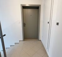 Na predaj 3 izb. byt s balkónom blízko centra - Vstupné dvere so schodiskom a dlaždicovou podlahou v 3-izbovom byte.