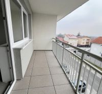 Na predaj 3 izb. byt s balkónom blízko centra - Balkón 3-izbového bytu v Chorvátskom Grobe na Školskej ulici s dlažbou a zábradlím.