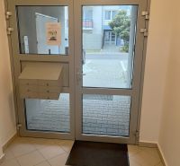 Na predaj 3 izb. byt s balkónom blízko centra - Vstupné dvere s poštovou schránkou v interiéri 2-izbového bytu.