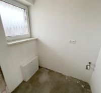 Na predaj 3 izb. byt s balkónom blízko centra - Prázdna miestnosť v 3-izbovom byte s oknom a zásuvkami, betónová podlaha.