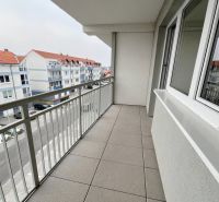 Na predaj 3 izb. byt s balkónom blízko centra - Balkón na Školskej ulici v Chorvátskom Grobe s výhľadom na okolitú ulicu.