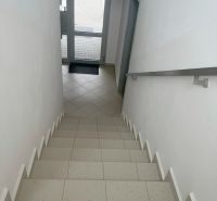 Na predaj 3 izb. byt s balkónom blízko centra - Schodisko s dlažbou vedúce k preskleným dverám v 2-izbovom byte.
