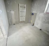 Na predaj 3 izb. byt s balkónom blízko centra - Holé steny a podlahové kúrenie v 3-izbovom byte, s prípravou na práčku.