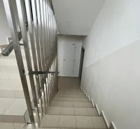 Na predaj 3 izb. byt s balkónom blízko centra - Schodisko v 2-izbovom byte s dlažbou a oceľovým zábradlím vedúce na spodné poschodie.