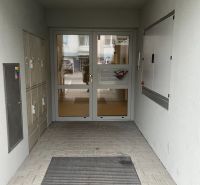 Na predaj 3 izb. byt s balkónom blízko centra - Vchod na Školskej ulici v Chorvátskom Grobe, 2-izbový byt, poštové schránky.