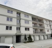 Na predaj 3 izb. byt s balkónom blízko centra - Bytový dom na Školskej ulici v Chorvátskom Grobe s priestrannými balkónmi a parkovaním.