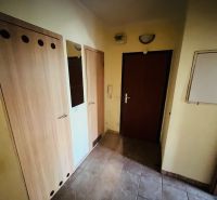 Predaj 3-izbového bytu, Michalská, Michalská, Hlohovec - Chodba s kachličkovou podlahou a svetlými dverami v 3-izbovom byte.
