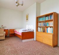MARTIN-STRÁNE 5 izbový rodinný dom na predaj - Obývacia izba so starším nábytkom a knihovničkou v rodinnom dome.