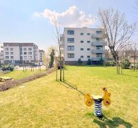 MODERNÝ 2i byt, POD VINICOU, LOGGIA, PARKING, Nové Mesto - Na obrázku sú bytové domy, detské ihrisko a zelený trávnik na ulici Skalická cesta.
