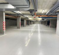 Prenájom kancelárskych / obchodných priestorov s terasou - Podzemné garáže v Považskej Bystrici s betónovými stenami a ventiláciou.