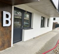 Prenájom kancelárskych / obchodných priestorov s terasou - V Považskej Bystrici je vchod budovy B. Kancelárie majú dláždený chodník.