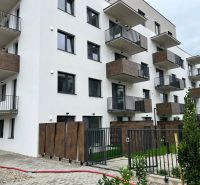 Prenájom kancelárskych / obchodných priestorov s terasou - Bytový komplex s balkónmi v Považskej Bystrici a upraveným vonkajším priestorom kancelárií.
