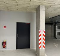 Prenájom kancelárskych / obchodných priestorov s terasou - Parkovisko v podzemí kancelárií v Považskej Bystrici s hasiacim prístrojom a bezpečnostným značením.