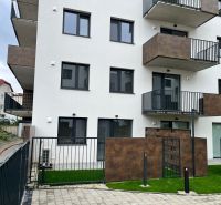 Prenájom kancelárskych / obchodných priestorov s terasou - Bytové kancelárie v Považskej Bystrici s moderným zábradlím balkónov a upraveným trávnikom.