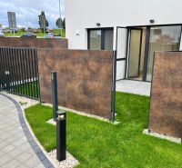 Prenájom kancelárskych / obchodných priestorov s terasou - Exteriér kancelárie v Považskej Bystrici s moderným plotom a trávnikom.