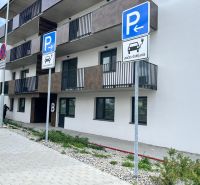 Prenájom kancelárskych / obchodných priestorov s terasou - Budova kancelárií v Považskej Bystrici s parkovaním pre elektromobily.