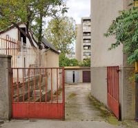 PREDAJ - Garáž s pozemkom na Prešovskej ulici - Vstupné brány s garážami na Prešovskej ulici v Bratislave - Ružinove.