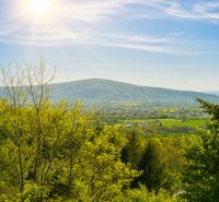 Rekreačná chata s pozemkom a panoramatickým výhľadom - Ovocinár - Slnečný deň v prírode Stupavy s výhľadom z Ovocinára na zeleň a kopce.