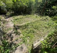 Rekreačná chata s pozemkom a panoramatickým výhľadom - Ovocinár - Schodisko vedúce k Chate na ulici Ovocinár v Stupave, obklopené bujnou zeleňou.