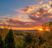 Rekreačná chata s pozemkom a panoramatickým výhľadom - Ovocinár - Západ slnka nad prírodou v Stupave na Ovocinári s výhľadom z chaty.